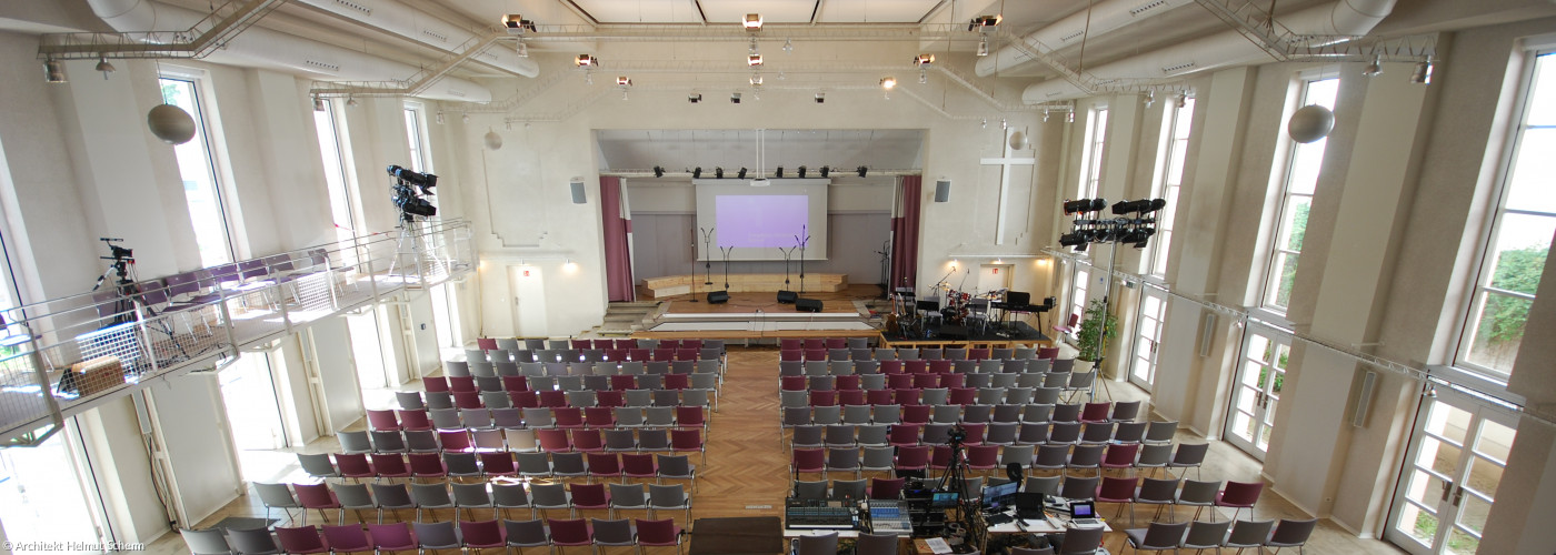 Blick von der Empore in den großen Saal in klassischer Konzertbestuhlung