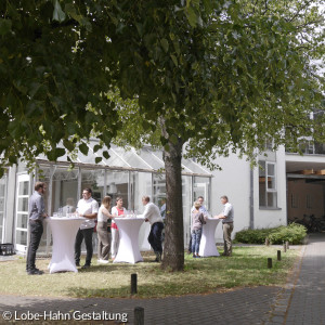 Entspannte Gespräche im Innenhof